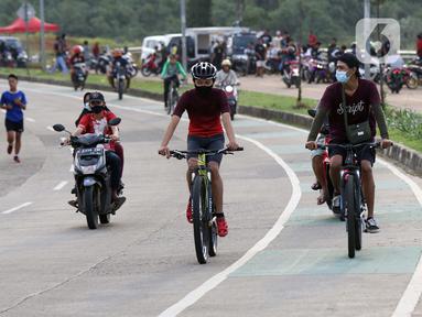 Warga beraktivitas di lingkar luar Stadion Pakansari, Kabupaten Bogor Jawa Barat, Kamis (26/11/2020). Hampir setiap sore kawasan lingkar luar Stadion Pakansari dipenuhi warga yang berolahraga namun sejumlah kendaraan bermotor masih terlihat melintasi area ini. (Liputan6.com/Helmi Fithriansyah)
