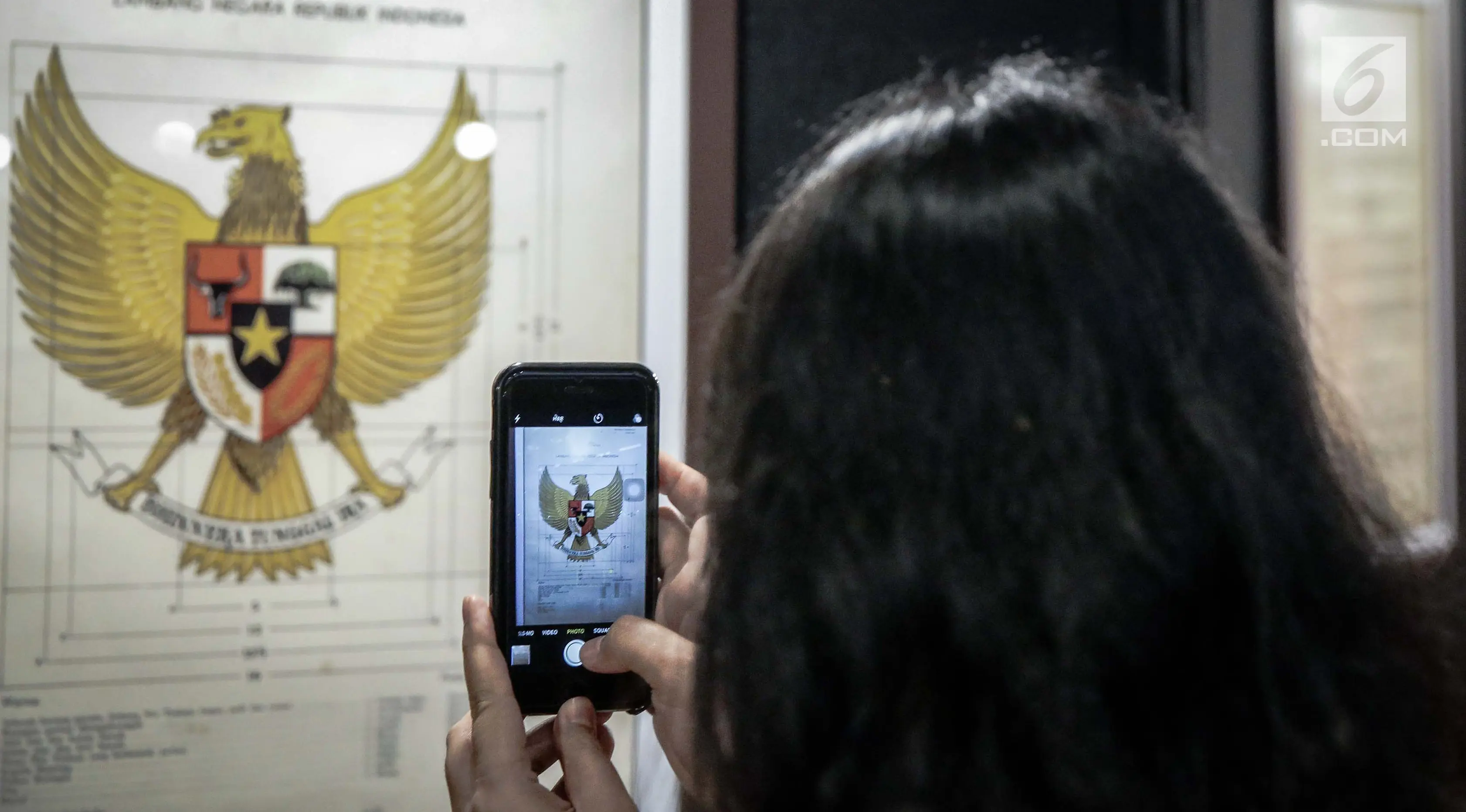 Pengunjung mengabadikan lambang Garuda di Museum Nasional, Jakarta, Jumat (2/6). Pameran digelar dari 2 hingga 15 Juni 2017, sebagai rangkaian kegiatan hari kelahiran Pancasila yang jatuh tanggal 1 Juni. (Liputan6.com/Faizal Fanani)