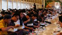 Umat muslim melakukan buka puasa bersama yang di gelar di masjid Istiqlal, Jakarta, Kamis (23/3/2023).  (Liputan6 com/Angga Yuniar)