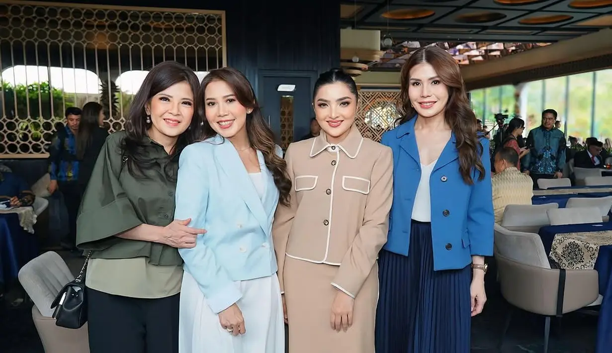 Tak hanya sekadar menghadiri, Ashanty juga tampak akrab berbincang dengan para tamu undangan lainnya, menunjukkan hubungan yang erat dengan keluarga Sherly Laos. [@ashanty_ash].