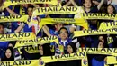 Suporter Thailand memberi dukungan saat melawan Indonesia pada laga kualifikasi Piala Dunia 2022 di SUGBK, Jakarta, Selasa (10/9). Indonesia takluk 0-3 dari Thailand. (Bola.com/M Iqbal Ichsan)