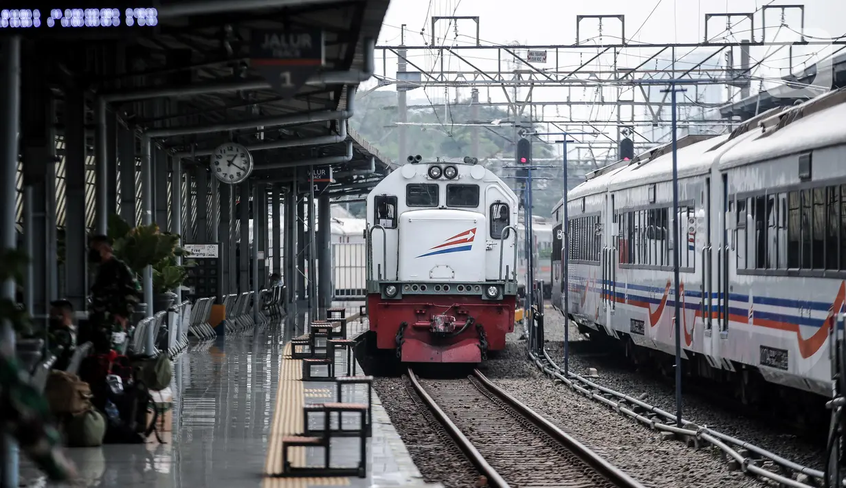 <p>Penambahan Perjalanan KA Jarak jauh: Kereta jarak jauh tiba di Stasiun Pasar Senen, Jakarta, Jumat (10/7/2020). PT KAI telah mengoperasikan lima perjalanan kereta jarak jauh untuk tujuan Bandung, Cirebon, dan Surabaya mulai Jumat 10 Juli 2020. (Liputan6.com/Faizal Fanani)</p>