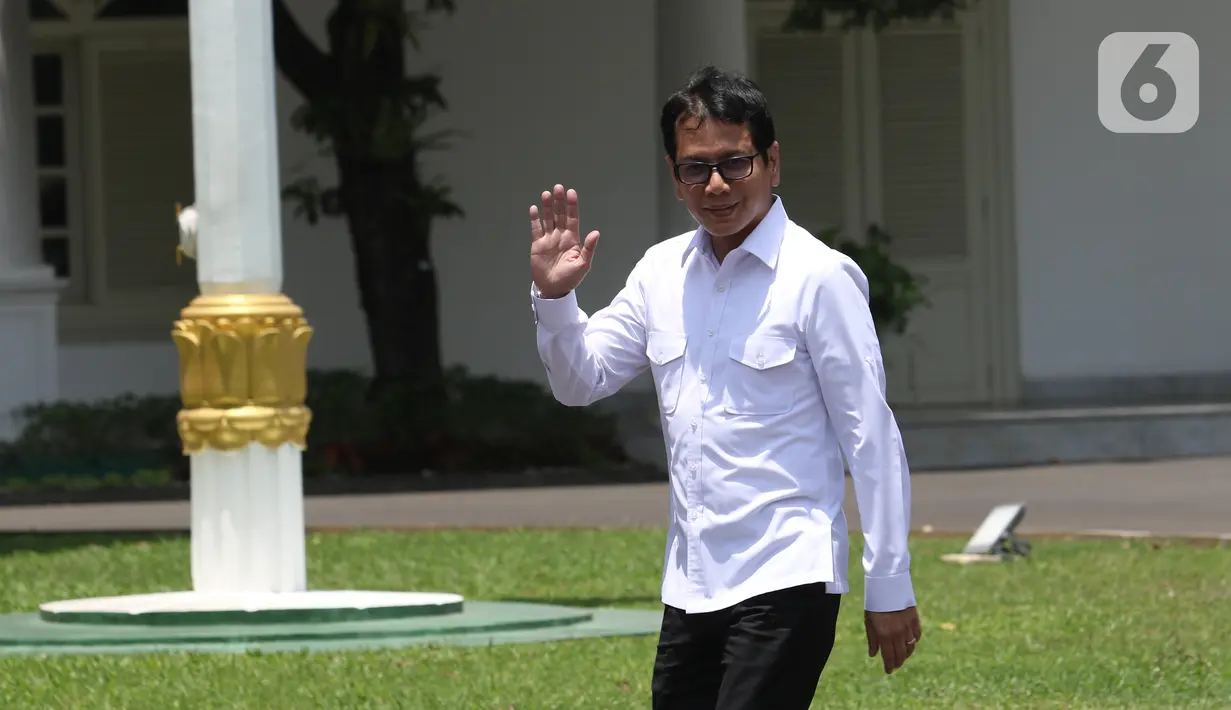 CEO NET Televisi Wishnutama melambaikan tangan saat tiba di Kompleks Istana, Jakarta, Senin (21/10/2109). Kedatangan Wishnutama berlangsung jelang pengumuman menteri Kabinet Kerja Jilid II oleh Presiden Joko Widodo atau Jokowi. (Liputan6.com/Angga Yuniar)