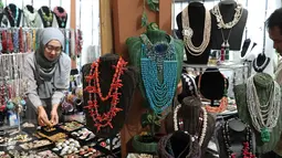 Peserta menjajakan hasil produk kerajinan tangan pada ajang pameran Indocraft 2015 di JCC, Jakarta, (18/11). Pameran tahunan ini menampilkan hasil kerajinan dari seluruh Indonesia. (Liputan6.com/Angga Yuniar)