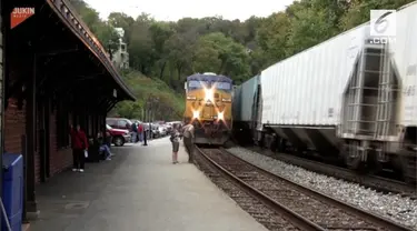 Terekam kamera, dua orang meleng saat berdiri di pinggir peron. Padahal ada kereta api yang tengah melaju di belakang dua orang tersebut. Keduanya pun nyaris tersambar kereta api.