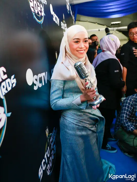 Lesti Kejora mempersembahkan piala penghargaan tersebut untuk orang-orang tercinta dan pendukungnya. "Ini untuk keluarga, untuk anak, untuk suami, untuk keluarga besar, fans." ujar Lesti. [Foto: Muhammad Akrom Sukarya/© KapanLagi.com]