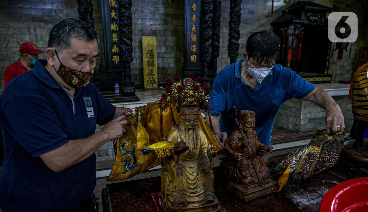 Para jemaat membersihkan patung yang ada di Vihara Amurva Bhumi, Jakarta, Kamis (4/2/2021). Ritual mencuci patung dewa serta bersih-bersih ini dilakukan dalam rangka menyambut perayaan Tahun Baru Imlek 2572. (Liputan6.com/Faizal Fanani)