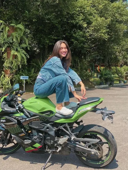 Style denim-on-denim memang tak pernah gagal untuk membuat look terlihat casual, boyish, nan trendy. Untuk kesan lebih casual, pilihlah sneakers. (Instagram/yasminnapper).