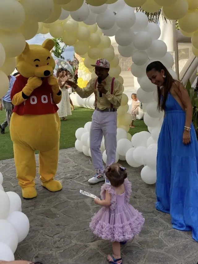 Tampilan Kamari Putri Jennifer Coppen dan Mendiang Papar Dali ulang tahun pertama.