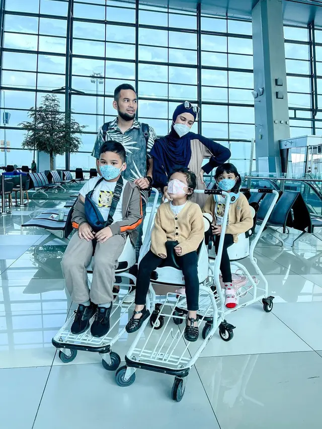 6 Potret Liburan Teuku Wisnu dan Shireen Sungkar di Lombok, Sempat Panik Ada Gempa