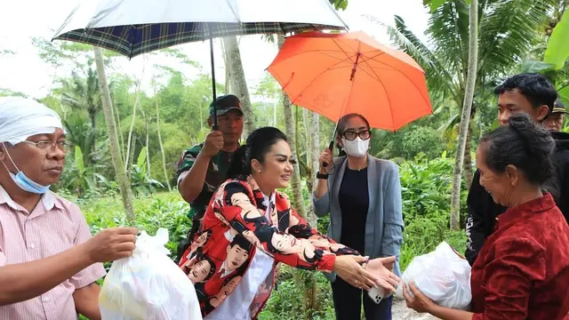 7 Potret Krisdayanti saat Blusukan, Gayanya Jadi Sorotan