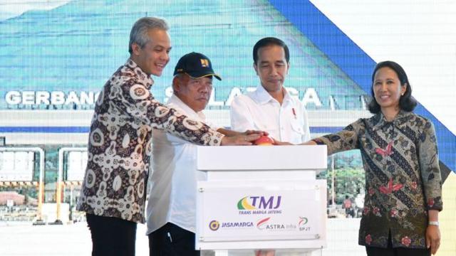 Presiden Joko Widodo atau Jokowi meresmikan tol Semarang-Solo seksi III ruas Bawen-Salatiga sepanjang 17,6 km, Senin (25/9/2017). (Dok Kementerian PUPR)