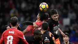 Pemain Atletico Madrid berebut bola di udara dengan pemain Valencia saat pertandingan Liga Spanyol di stadion Wanda Metropolitano, Madrid (4/2). Atas kemenangan ini Atletico Madrid kian menjauh dari Valencia dan Real Madrid. (AFP Photo/Gabriel Bouys)