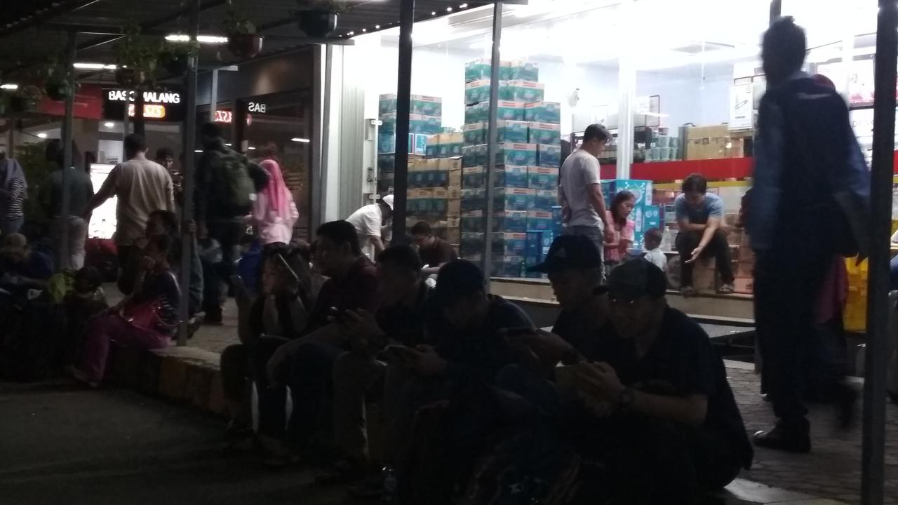 Game Online dan Medsos Jadi Obat Pemudik Usir Rasa Bosan di Stasiun Senen