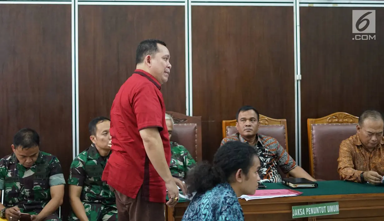 Kuasa hukum tersangka dugaan makar dan kepemilikan senjata api ilegal Kivlan Zen, Tonin Tachta saat mengikuti sidang permohonan praperadilan di PN Jakarta Selatan, Senin (22/7/2019). Tonin Tachta meminta hakim membatalkan penetapan tersangka atas Kivlan Zen. (Liputan6.com/Immanuel Antonius)