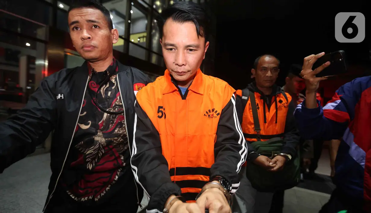 Bupati Rejang Lebong, Muhammad Fikri Thobari, saat digiring petugas naik mobil tahanan usai menjalani pemeriksaan di Gedung Merah Putih Komisi Pemberantasan Korupsi (KPK), Jumat (11/3/2026) dini hari WIB. (Liputan6.com/Helmi Fithriansyah)