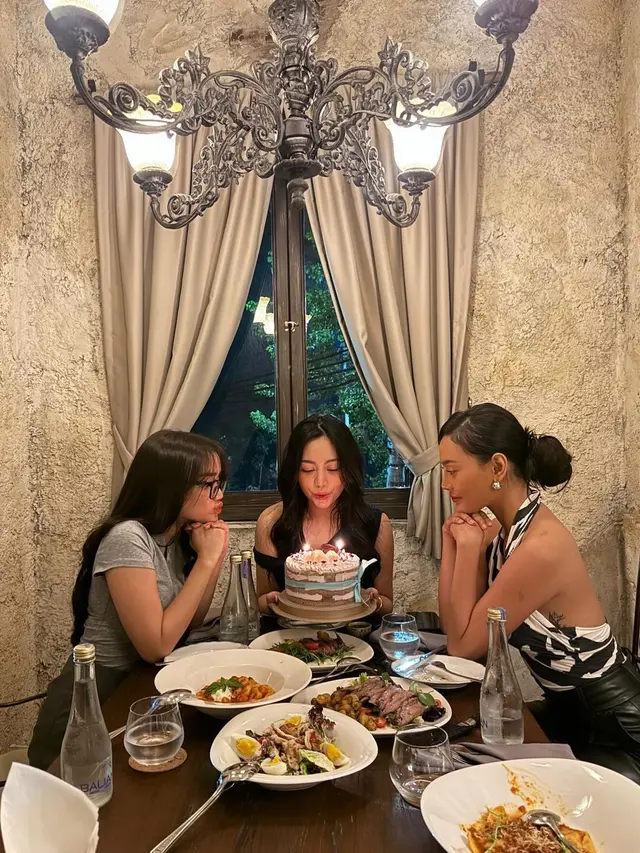 Kini Jadi Bestie, Ini 6 Potret Fuji dan Erika Carlina Rayakan Ultah Rachel Vennya