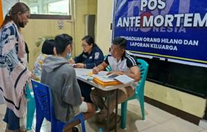 Petugas mengumpulkan data-data dari keluarga korban. (Liputan6.com/ Dok Polda Sulut)