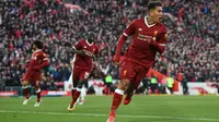 Pemain Liverpool, Roberto Firmino (kanan) merayakan golnya ke gawang Wes Ham pada laga Premier League pekan ke-28 di Anfield Stadium, Liverpool, (24/2/2018). Liverpool menang 4-1. (AFP/Oli Scarff)