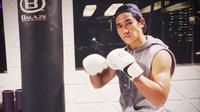 Bek muda Arema Cronus, Ryuji Utomo menjaga kondisi fisik dengan berlatih tinju. (Bola.com/Iwan Setiawan)