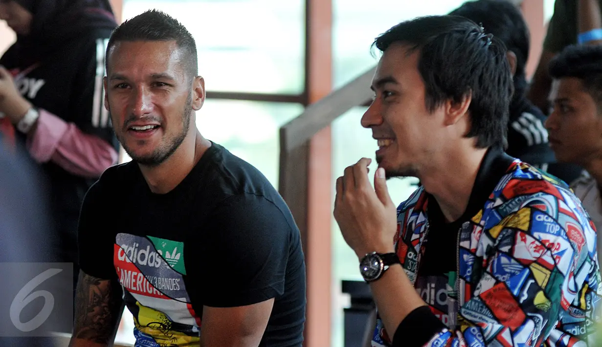 Raphael Maitimo (kiri) dan Darius Sinathrya saat menjadi juri di Turnamen '2 vs 2, control vs destroy' yang digelar aparel ternama, Adidas di Kawasan Kuningan, Jakarta, Sabtu (8/8/2015). (Liputan6.com/Johan Tallo)