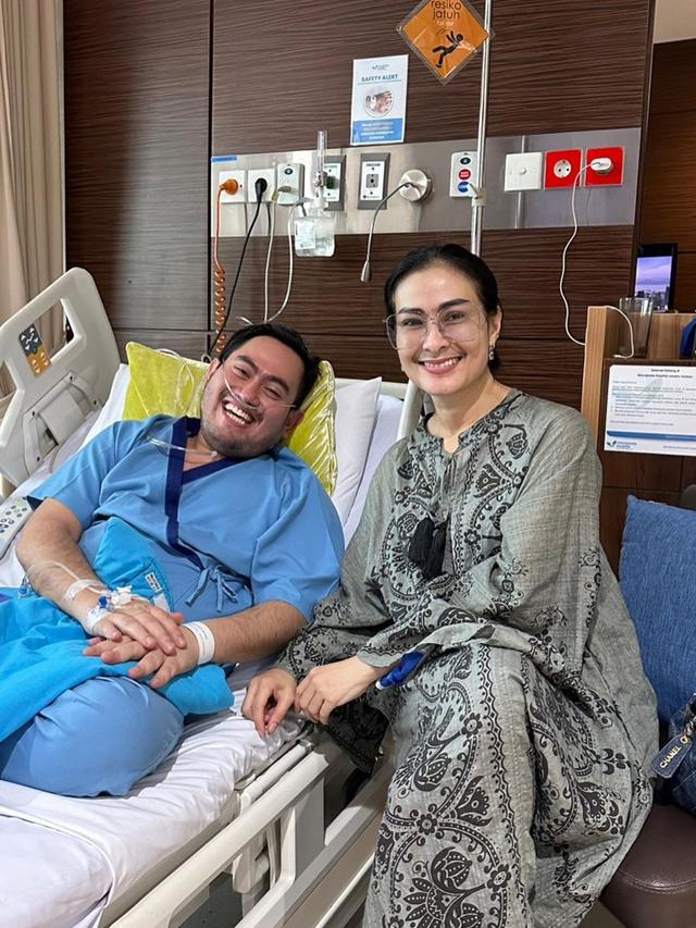 7 Potret Artis saat Jenguk King Nassar di Rumah Sakit, Beri Dukungan