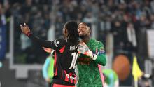 Leao kemudian meluapkan rasa kecewanya dengan berjalan sangat pelan meninggalkan lapangan. Kiper AC Milan, Mike Maignan bahkan harus turun tangan untuk mempercepat lajunya. (AFP/Alberto Pizzoli)