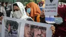 Sejumlah pengungsi Afghanistan membawa poster saat berunjuk rasa di kawasan Monas, Jakarta, Rabu (19/1/2022). Mereka menuntut kejelasan untuk berangkat ke negara ketiga setelah lama tinggal di pengungsian. (Liputan6.com/Faizal Fanani)