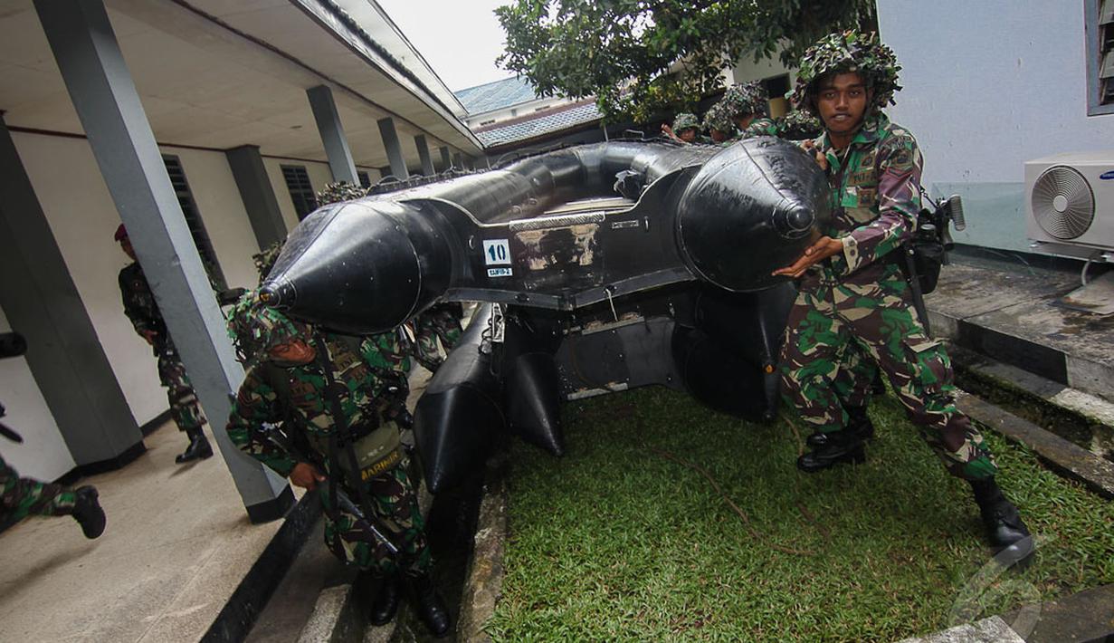  Beberapa perahu karet juga disiapkan oleh para prajurit Korps Marinir dalam persiapan dalam apel kesiapsiagaan di Lapangan Bhumi Marinir Cilandak,  Jakarta, Jumat (2/5/2014) (Liputan6.com/Faizal Fanani).