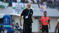 Pelatih Persebaya Surabaya,&nbsp;Eduardo Perez pada pertandingan melawan Persita Tangerang&nbsp;pada pekan kedua BRI Super League 2025/2026 di Indomilk Arena, Sabtu (16/8/2025). (Bola.com/ Abdul Aziz)
