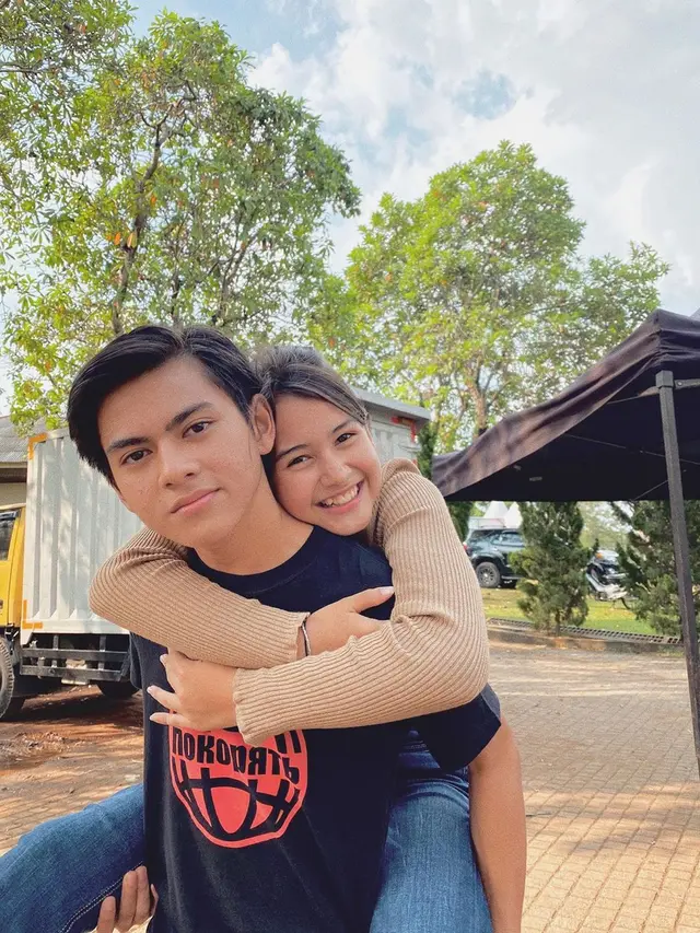 7 Potret Terbaru Kedekatan Sandrinna Michelle dan Rey Bong yang Makin Mesra