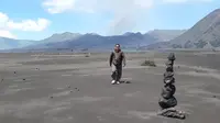 Kepulan Asap Gunung Bromo Memutih