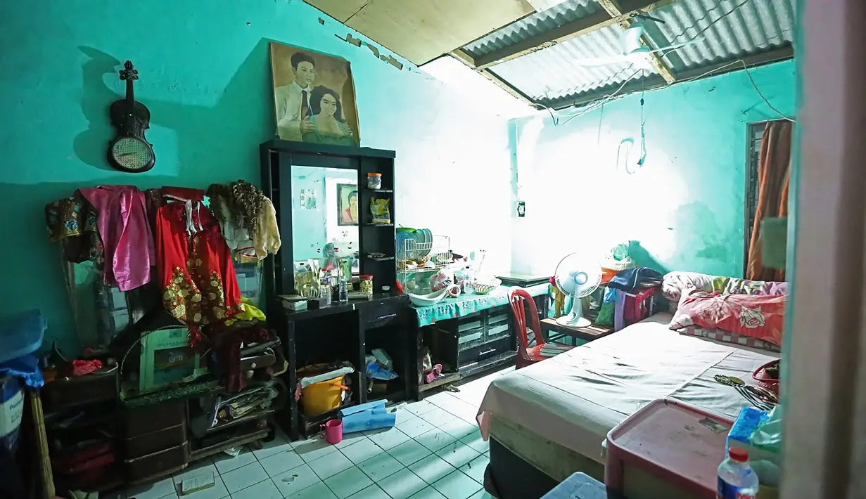 Di dalam rumah bercat hijau yang berada di sebuah gang kecil di daerah Tangki itu, Laila tinggal bersama anak angkatnya dan beberapa orang cucu. Ia pun juga berperan sebagai tulang punggung keluarga sampai akhir hayatnya. (Bambang E.Ros/Bintang.com)