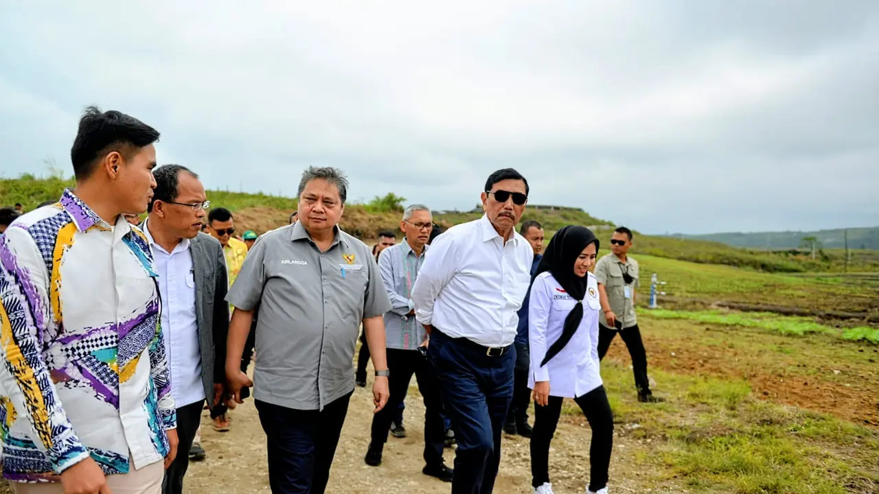 Menteri Koordinator Bidang Perekonomian Airlangga Hartarto bersama Menteri Koordinator Bidang Kemaritiman dan Investasi Luhut Binsar Panjaitan, meninjau food estate di Desa Riaria dan Desa Hutajulu, Kabupaten Humbang Hasundutan. (Dok Kemenko Perekonomian)