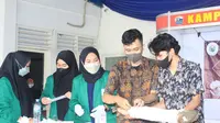 Mahasiswa Keperawatan Universitas Nahdlatul Ulama Surabaya (Unusa) menggelar pelatihan pertolongan pertama luka bakar. (Dian Kurniawan/Liputan6.com)