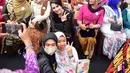 Momen seru Arumi Bachsin saat berpose dengan para perempuan yang hadir di acara Hari Batik Nasional. (Foto: Instagram/@arumibachsin_94)