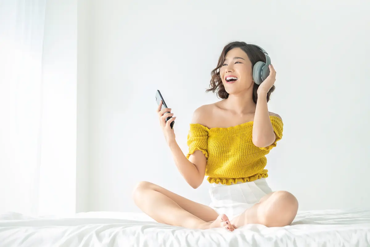 perempuan dan desember baju kuning