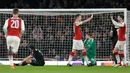 Pemain Arsenal, Granit Xhaka dan Aaron Ramsey merayakan golnya ke gawang AC Milan pada pertandingan leg kedua 16 besar Liga Europa di Stadion Emirates, Jumat (16/3). Arsenal mengalahkan AC Milan 3-1 dengan agregat 5-1. (AP Photo/Alastair Grant)