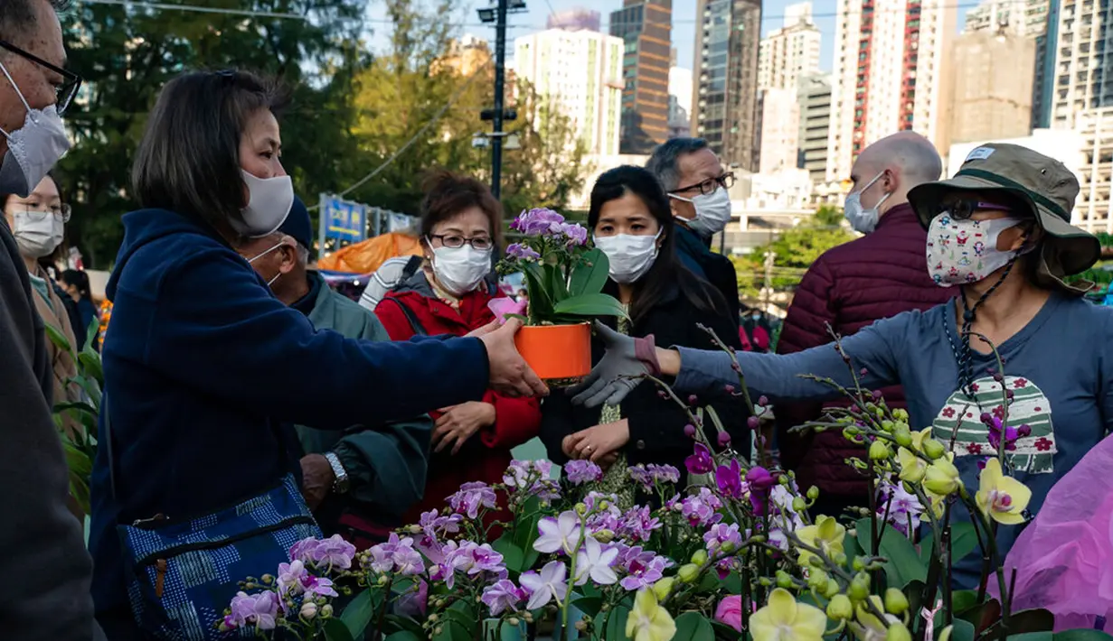 Warga membeli anggrek di pasar bunga Tahun Baru Imlek di Distrik Causeway Bay, Hong Kong, 18 Januari 2023. Tahun Baru Imlek 2023 yang disebut Tahun Kelinci akan jatuh pada tanggal 22 Januari. (AP Photo/Anthony Kwan)
