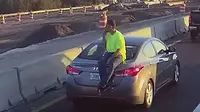 Aksi Gila Pria Merokok di atas Bagasi Mobil Berjalan