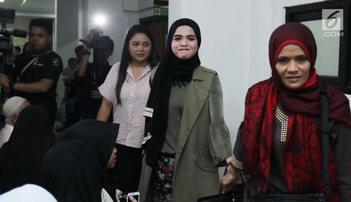 Istri Henry Baskoro Hendarso (Enji), Rosmanizar usai menjalani sidang cerai perdana di Pengadilan Agama Jakarta Timur, Kamis (16/8). Rosmanizar menghadiri sidang cerai perdana tanpa kehadiran Enji dengan agenda mediasi. (Liputan6.com/Herman Zakharia)