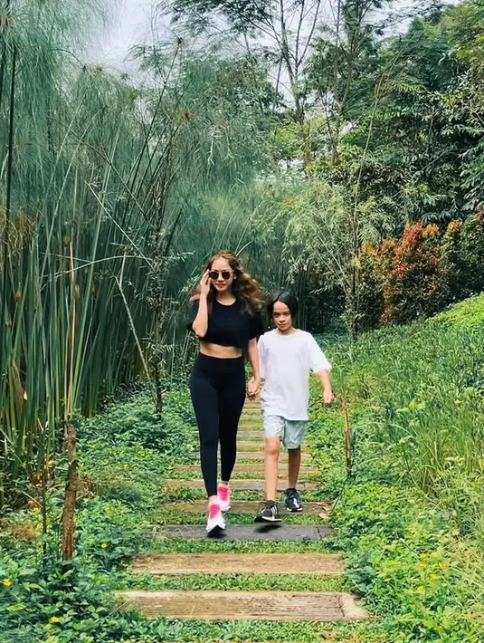 Gaya penampilan Bunga Citra Lestari saat menikmati suasana segar di pagi hari mencuri perhatian. Pasalnya, ia tampil begitu trendi saat jalan-jalan lagi. Gaya trendinya ini curi perhatian karena terlihat bak anak muda. Seperti diketahui, kini BCL berusia 38 tahun. (Liputan6.com/IG/@bclsinclair)