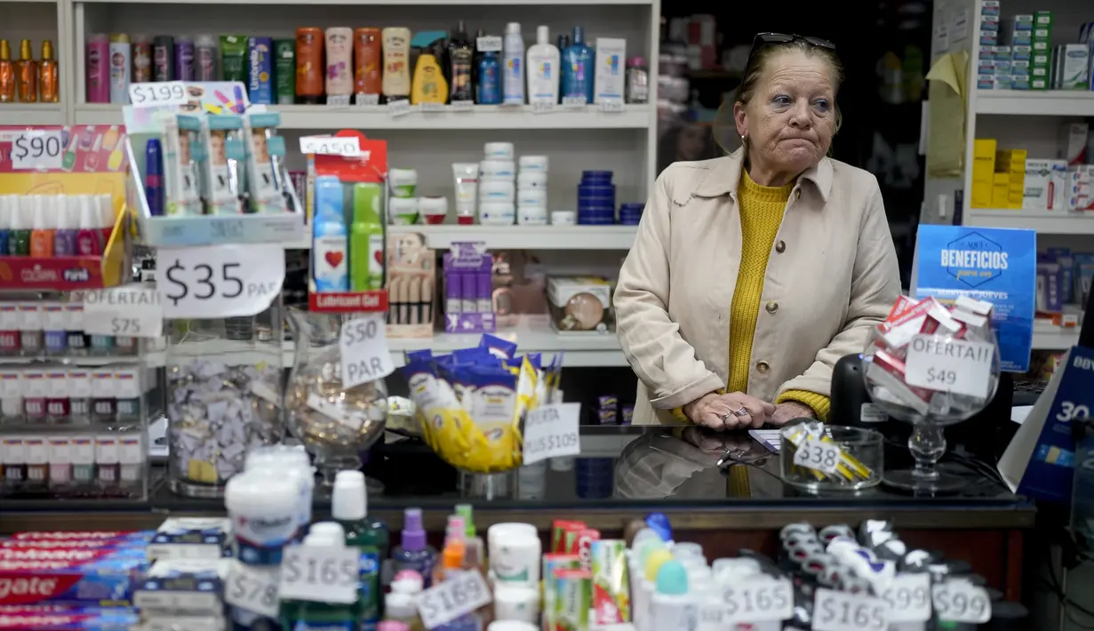 Para pemburu barang murah lintas batas juga datang dari negara tetangga, Chile, Paraguay dan Brasil. (AP Photo/Natacha Pisarenko)