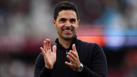 Manajer Arsenal asal Spanyol, Mikel Arteta, memberikan tepuk tangan kepada para penggemar setelah pertandingan Liga Inggris antara West Ham United dan Arsenal di Stadion London, London timur pada 10 Mei 2026. (Adrian Dennis/AFP)