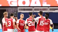 Pemain Arsenal merayakan gol yang dicetak Leandro Trossard dalam kemenangan 5-3 atas Barcelona dalam laga pramusim di SoFi Stadium, Inglewood, California, Kamis (27/7/2023) siang WIB. (Patrick T. Fallon / AFP)