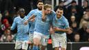 Pemain Manchester City, Kevin De Bruyne (kedua kanan) melakukan selebrasi bersama rekan-rekannya setelah mencetak gol penyeimbang 2-2 ke gawang Newcastle United pada laga lanjutan Liga Inggris 2023/2024 di St James' Park, Newcastle, Inggris, Minggu (14/01/2024) dini hari WIB. (AFP/Oli Scarff)