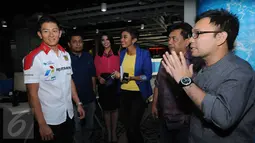 Pebalap Indonesia yang turun di ajang GP2 Series, Rio Haryanto saat mengunjungi SCTV Tower di bilangan Senayan, Jakarta, Jumat (31/7/2015). Tampak, Rio Haryanto (kiri) saat berada di ruang redaksi SCTV. (Liputan6.com/Helmi Fithriansyah)