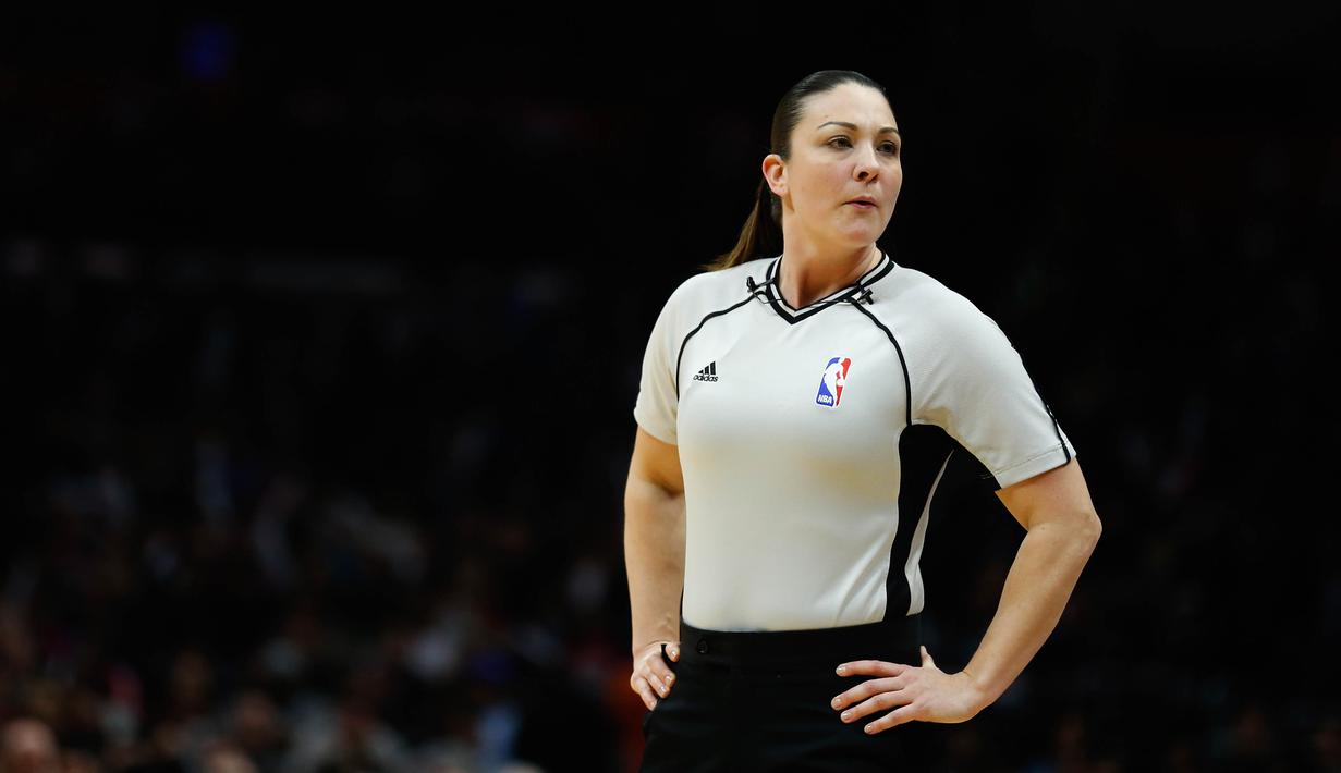 Lauren Holtkamp terlihat cantik dan tegas saat memimpin laga NBA Minnesota Timberwolves vs Los Angeles Clippers di Staples Center, Los Angeles, California (3/2/2016).   (Sean M. Haffey/Getty Images/AFP)