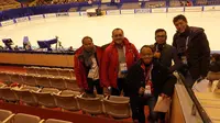 Raja Parlindungan Pane dan Harry Warganegara, berserta pengurus FHEI saat menyaksikan speed skating di Makomanai Indoor Skating Rink di Sapporo, Jepang