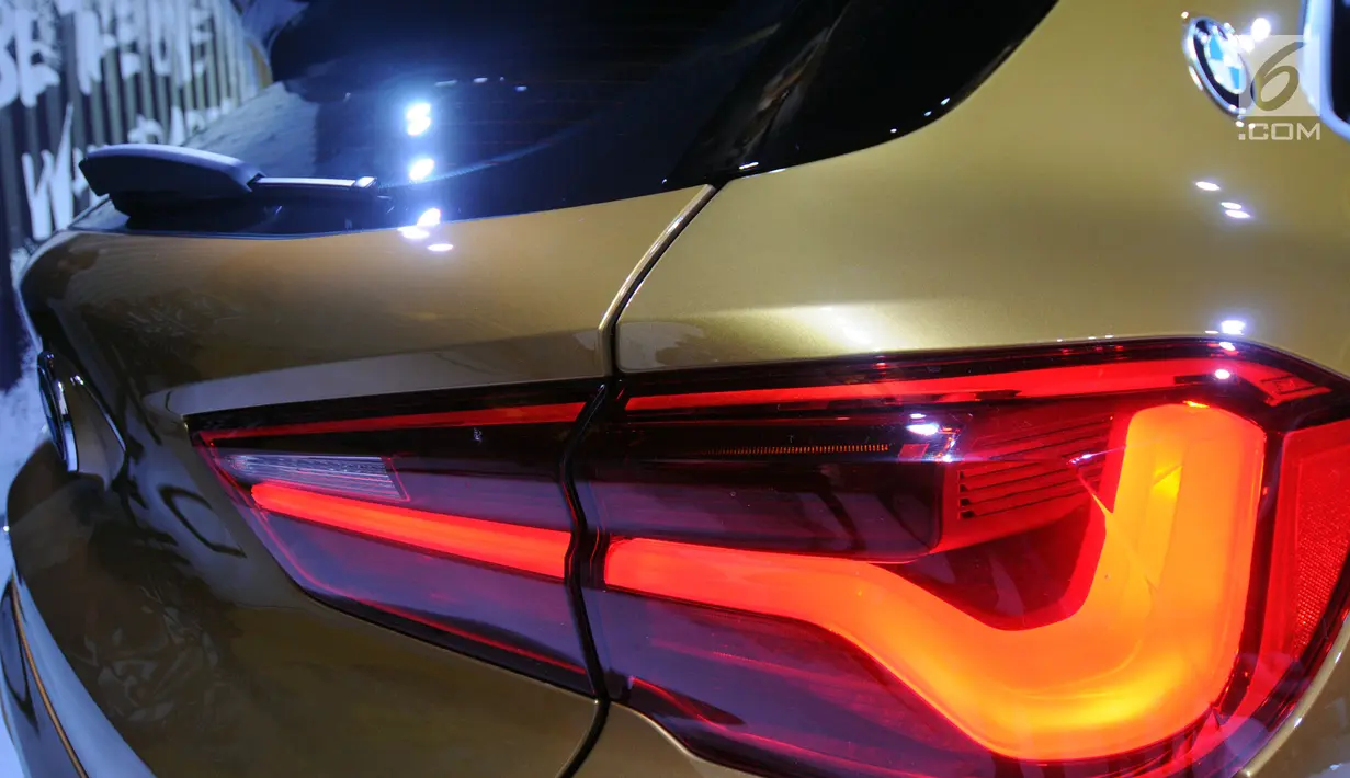 Lampu belakang BMW X2 First-ever seri terbaru saat peluncuran di Jakarta, Rabu (31/10). First-ever BMW X2 adalah Sports Activity Coupe yang bisa melaju berbagai medan yang di bandrol dengan harga RP 839 juta. (Merdeka.com/Dwi Narwoko)